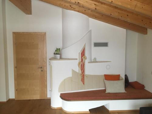 Haus Tschirgantblick في تارينز: غرفة مع مقعد في زاوية غرفة