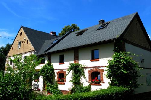 una gran casa blanca con techo negro en Chata Morgana, en Bolków