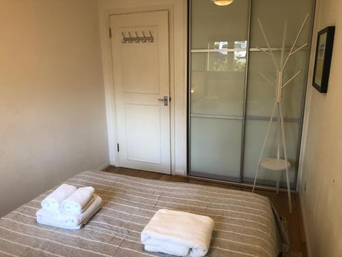 Posteľ alebo postele v izbe v ubytovaní Maida Vale, apartment with private terrace