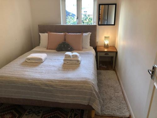 Posteľ alebo postele v izbe v ubytovaní Maida Vale, apartment with private terrace