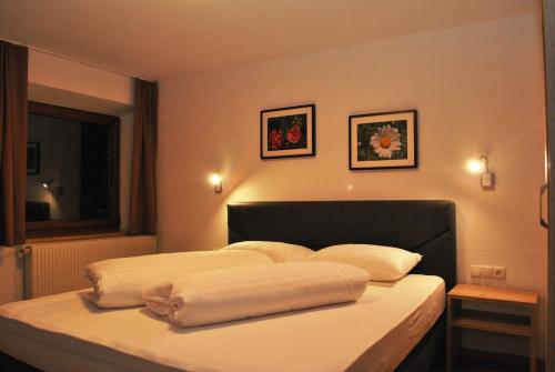 Una cama o camas en una habitación de Hotel Pension Haid