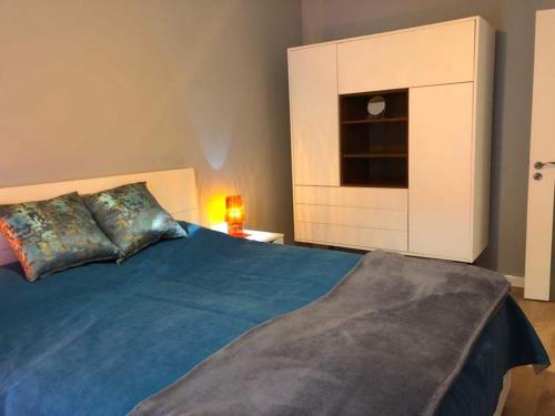 Tempat tidur dalam kamar di Luxury Apartments In Top City Center Varna 2