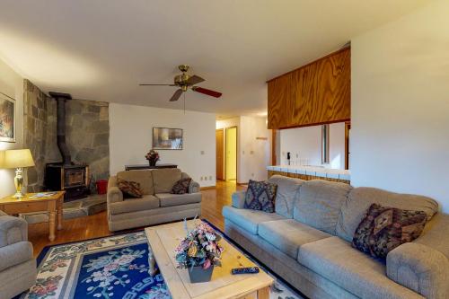 Χώρος καθιστικού στο Lake Lodge Beach (04-040)