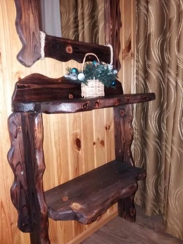 a wooden bench with a basket on top of it at Hotel Dudarik in Kosiv