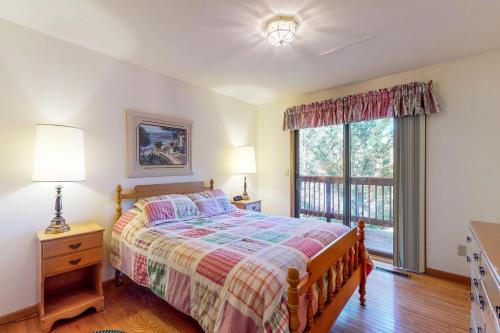 Ένα ή περισσότερα κρεβάτια σε δωμάτιο στο Lake Lodge Beach (04-040)