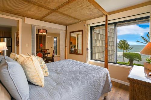 1 dormitorio con 1 cama y vistas al océano en SeaLodge, en Princeville