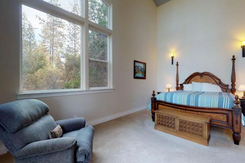 グローブランドにあるPine Mountain Getaway (02-461)のベッドと椅子と窓のある寝室