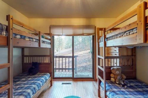 Katil dua tingkat atau katil-katil dua tingkat dalam bilik di Lake Lodge Beach (04-040)