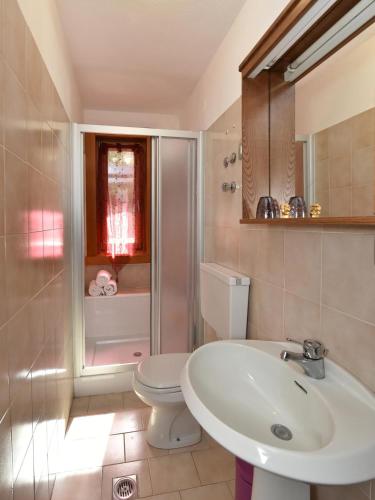 a bathroom with a white sink and a toilet at Residence Castelli in Breuil-Cervinia