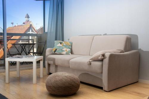 sala de estar con sofá y silla en Charmant séjour au coeur du Touquet en Le Touquet-Paris-Plage