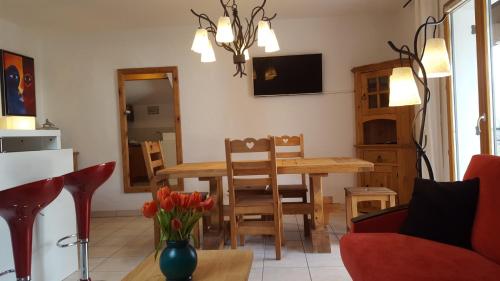 une cuisine et une salle à manger avec une table et des chaises dans l'établissement Duplex Les Périades 18, à Saint-Gervais-les-Bains