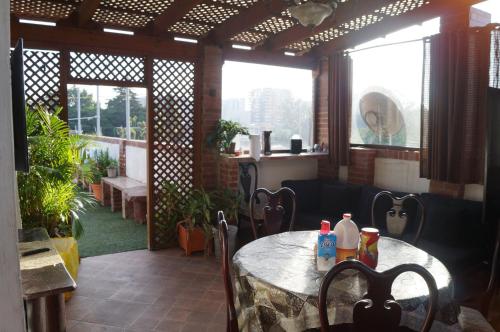 a dining room with a table and chairs and windows at Apartamentos Comodos Cerca del Aeropuerto in Guatemala