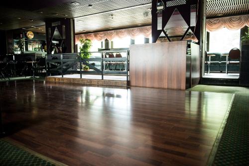 una pista da ballo vuota in un ristorante con bar di Hotelli Koskenniska a Forssa