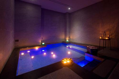 uma piscina interior com luzes num quarto em Hotel Crawford em Sant'Agnello