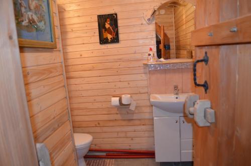 Phòng tắm tại Приватна садиба ''Світлиця гуцульщини"
