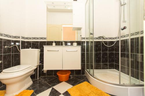 ein Badezimmer mit einem WC, einer Dusche und einer Badewanne in der Unterkunft Luxury Apartment L&A in Trogir
