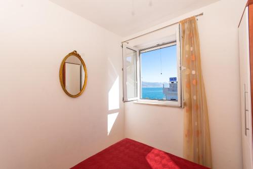 Zimmer mit Spiegel und Fenster in der Unterkunft Luxury Apartment L&A in Trogir