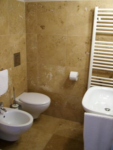 a bathroom with a toilet and a sink at Altrocanto in Farindola