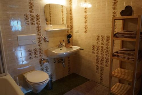 Kúpeľňa v ubytovaní BUEHLERHOF Agriturismo, Obst-&Weingut, Urlaub mit Hund, Bauernhof, Brixen