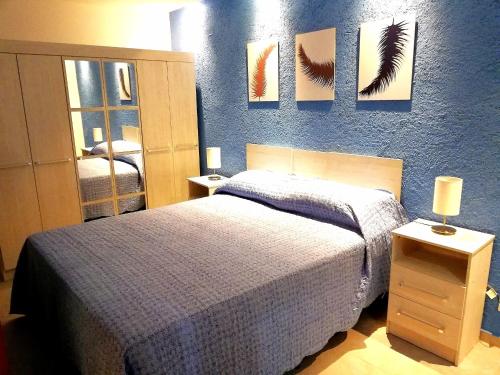 コルドバにあるAltos de Chacabuco Planta Alta Apartamento temporario amoblado premium con cochera gratisのベッドルーム1室(ベッド1台付)が備わります。壁には絵画が飾られています。