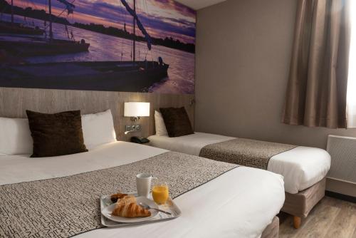 En eller flere senge i et værelse på The Originals City, Hôtel La Terrasse, Tours Nord (Inter-Hotel)