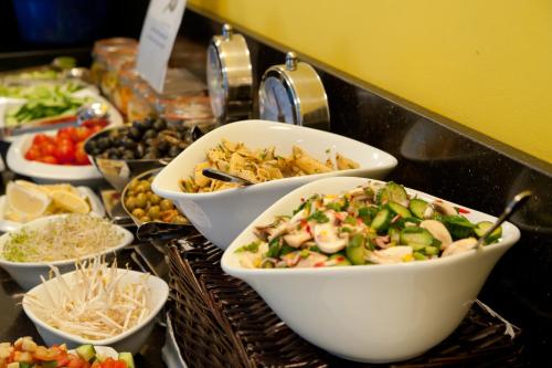 ein Buffet mit Schalen Essen auf dem Tisch in der Unterkunft Jerusalem Inn by Smart Hotels in Jerusalem