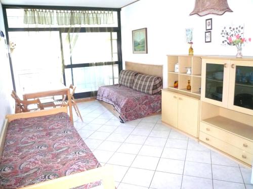 a living room with a couch and a tv at Appartamenti Marina del Forte in Marina di Bibbona