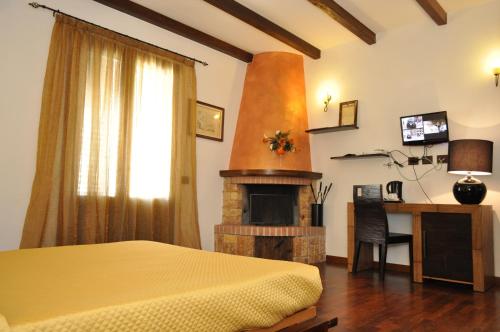 1 dormitorio con 1 cama y chimenea en Rooms and Breakfast Zefiro, en San Vito lo Capo
