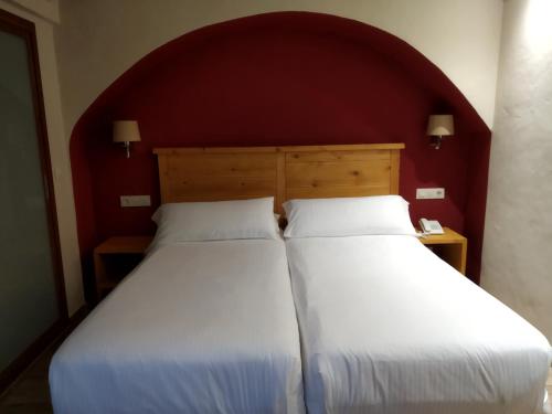 2 Betten nebeneinander in einem Zimmer in der Unterkunft Beach Hotel Dos Mares in Tarifa