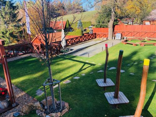 a garden with two baseball bats and a tree at Starý Svět in Wotitz