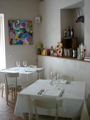 two tables in a restaurant with wine glasses on them at Altrocanto in Farindola