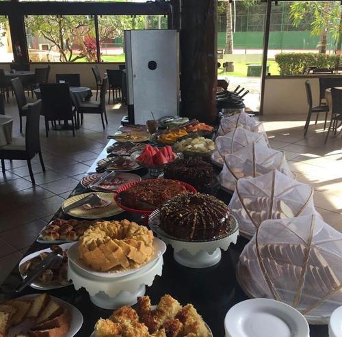 een tafel met veel verschillende soorten voedsel erop bij NANNAI RESIDENCE in Porto De Galinhas