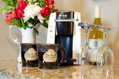 Kemudahan buat kopi dan teh di Hillbrook Inn & Spa