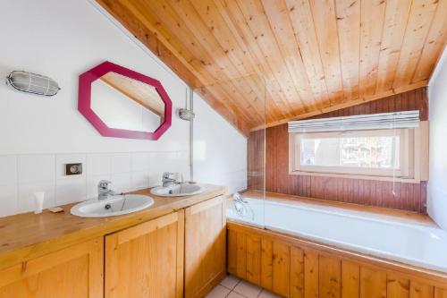 Ett badrum på Chalet de Prestige l'Arketa - maeva Home - maeva Home