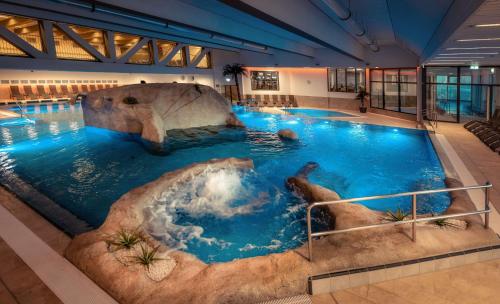 Bazén v ubytování Ströbinger Hof - Therme Wellness Resort nebo v jeho okolí