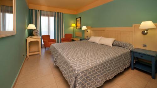 イスラ・デル・モラルにあるLeo Jardines de Isla Canelaのベッドルーム1室(大型ベッド1台付)