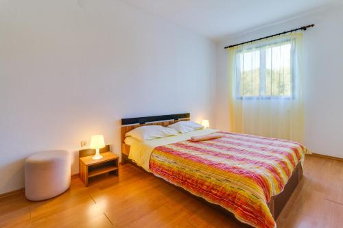 Un dormitorio con una cama grande y una ventana en Guesthouse Katica en Barban