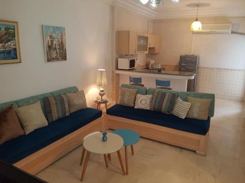 a living room with a couch and a table at L'appartement bleu de la Marsa in La Marsa
