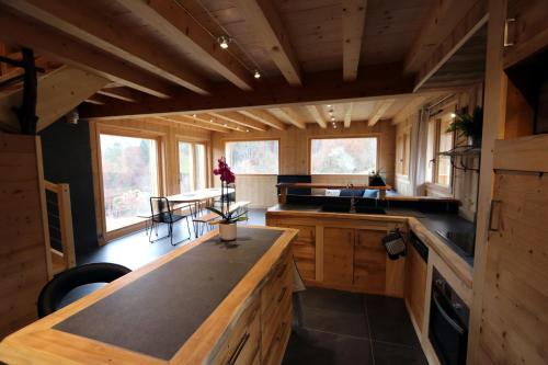 una cocina con armarios de madera y una gran isla. en Chalet "Le mas devant", en Morillon