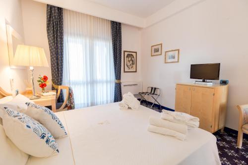Ένα ή περισσότερα κρεβάτια σε δωμάτιο στο Hotel Eros