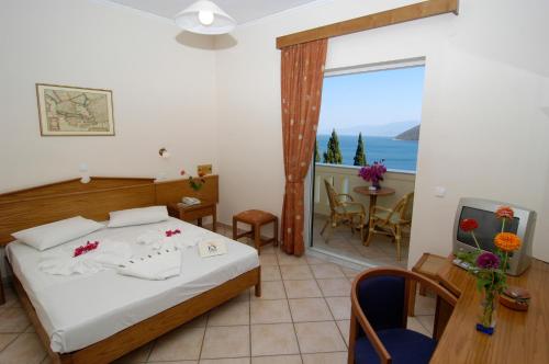 una camera con letto e vista sull'oceano di Kerveli Village Hotel a Kerveli