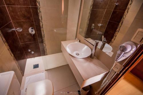 a bathroom with a sink and a shower and a toilet at Hotel Internacional in Chuy