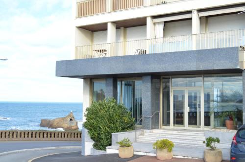 - un bâtiment avec vue sur l'océan dans l'établissement Air Marin - Studio - 70 mètres de la plage - Ocean View - Hypercentre, à Biarritz