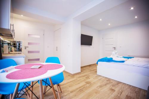 Postel nebo postele na pokoji v ubytování Adonis Apartments
