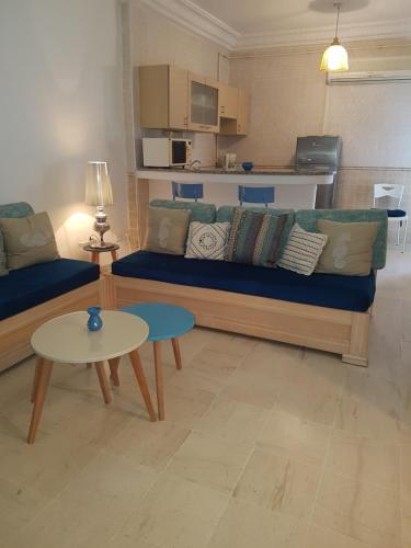 a living room with a couch and a table at L'appartement bleu de la Marsa in La Marsa
