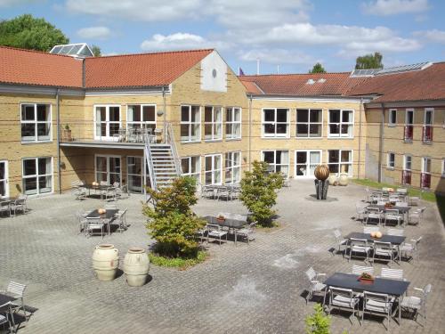 an overhead view of a courtyard with tables and chairs at Montra Odder Parkhotel in Odder