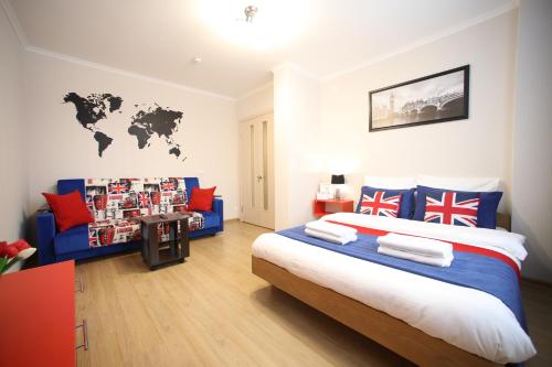 イジェフスクにあるFive Stars Avrora Parkのベッドルーム1室(ベッド1台付)が備わります。壁に世界の地図を用意しています。