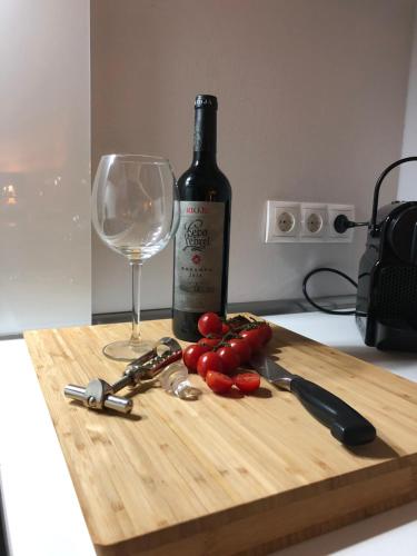 a bottle of wine next to a wine glass and a knife at Gestorfer Kötnerhof Business und Landlust in Springe