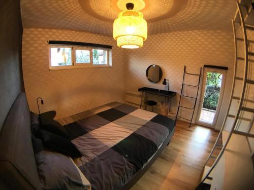 um quarto com uma cama, uma secretária e um candeeiro em Apartma Vita em Dobrovo