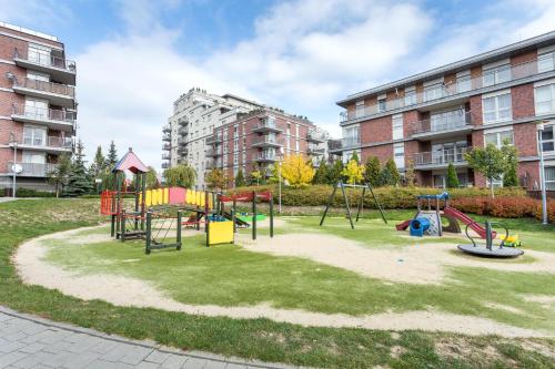 un parco giochi in un parco in una città di Apartamenty Tespis - Dębowe Tarasy a Katowice